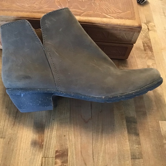 Clarks Wilrose Frost Taupe suede finish leather side zip gum sole boot 8.5 / 9 - Picture 13 of 15